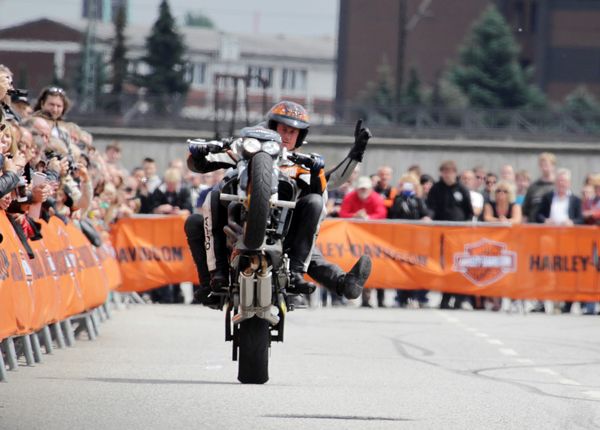 HarleyHH2011   176.jpg - Hamburger Harley Days 2011, Harley Davidson,  Stunt Show mit Rainer Schwarz, stunts, stuntshow,